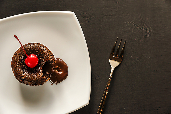 포토 JPG 해외이미지 접시 포크 검은배경 실내 사람없음 하이앵글 초콜릿 흐름 체리 달콤 해외202004 퐁당오쇼콜라 해외포토 식기 뷰포인트 백그라운드 컨셉 과일 디저트 내부 검은색 맛 파일형식 이미지허브