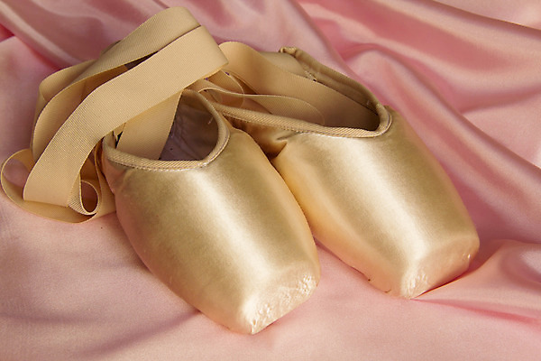 포토 JPG 해외이미지 리본 분홍색 백그라운드 신발 슬리퍼 사람없음 빛 우주 공연 댄서 흰색 춤 직물 주름 고급 우아함 실크 발레 순수 질감 웨이브 발레리나 광택 시트 접기 해외202004 해외포토 직업 컬러 컨셉 모션 문화예술 이벤트 파일형식 이미지허브