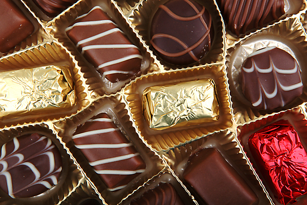 포토 JPG 해외이미지 음식 백그라운드 디저트 사탕 사람없음 세트 갈색 초콜릿 검은색 어둠 우유 흰색 하트 변화 달콤 맛 설탕 수집 스위스 코코아 충동구매 섞기 해로움 프랄린 해외202004 해외포토 모양 유럽 음료 컬러 컨셉 유제품 쇼핑 과소비 파일형식 이미지허브