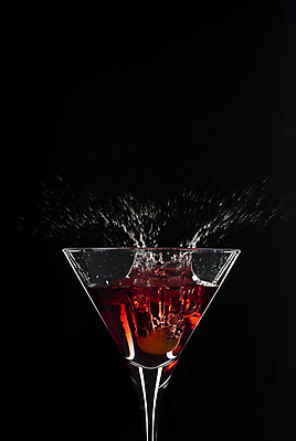 포토 JPG 해외이미지 사람없음 빨간색 칵테일 액체 액체표현 빠짐 레드마티니 마티니 스플래쉬 해외202004 해외포토 컬러 주류 순간포착 파일형식 이미지허브