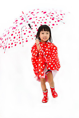 포토 JPG 해외이미지 전신 응시 여자 어린이 우산 한명 서기 들기 앞모습 빨간색 귀여움 물방울무늬 우비 다리들기 소녀한명만 해외202004 해외포토 1 시선 옷 뷰포인트 컬러 컨셉 무늬 모션 사람 여자한명만 소녀만 파일형식 이미지허브