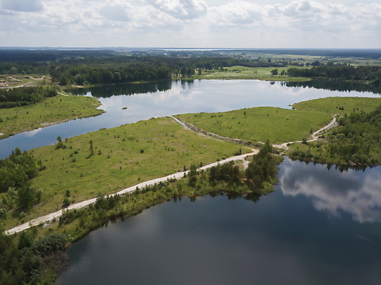 포토 JPG 해외이미지 유럽 호수 백그라운드 밭 자연 추상 안테나 풍경 사람없음 야외 초록색 물 여름 반사 시골 드론 조감도 해외202004 해외포토 자연요소 계절 나라 컬러 무늬 농업 통신 생태계 파일형식 이미지허브