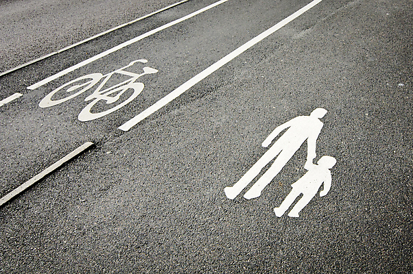 포토 JPG 해외이미지 아이콘 도로 길 어린이 선 교통시설 거리 경고 안전 성인 사람없음 자전거 페인트 산책 회색 흰색 도시 보행자 보행로 오솔길 심볼 사인 신호 순환 타운 예약 땅바닥 루트 방법 선로 해외202004 해외포토 컬러 교통 모션 휴식 바닥 사람 바이크 시설 파일형식 이미지허브