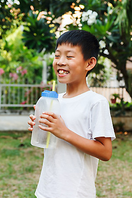 포토 JPG 해외이미지 나무 공원 행복 아시아 아들 음료 어린이 와이셔츠 태국 건강 한명 미소 사람 동양인 소년 야외 초록색 물 여름 파란색 정원 마시기 뜨거움 작음 플라스틱 갈증 밀짚 해외202004 해외포토 자연요소 식물 1 계절 공공시설 남자 감정 나라 컬러 셔츠 가족 모션 재질 표정 인종 짚 크기 파일형식 이미지허브