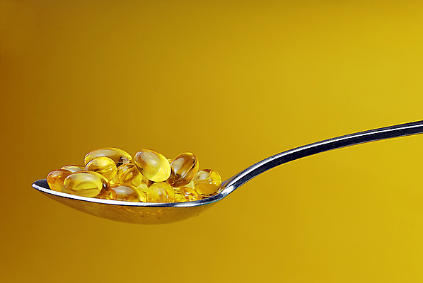 포토 JPG 해외이미지 웰빙 건강 사람없음 알약 약 노란색 숟가락 먹이 조제 보충 복용 해외202004 해외포토 컬러 의학 수저 만들기 파일형식 이미지허브