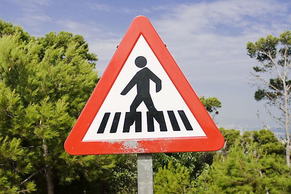 포토 JPG 해외이미지 구름 도로 자동차 하늘 거리 경고 안전 사람없음 빨간색 파란색 한개 걷기 검은색 산책 흰색 보행자 횡단보도 위험 심볼 경계 사인 도로표지판 보안 건너기 돌봄 해외202004 해외포토 자연요소 1 길 육상교통 컬러 컨셉 교통시설 모션 휴식 표지판 보행로 파일형식 이미지허브