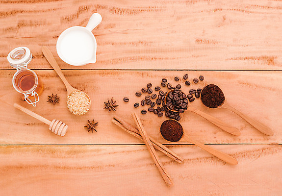 포토 JPG 해외이미지 디자인 별 커피 음료 음식 백그라운드 컨셉 재료 탁자 아침 콩 요리 씨앗 사람없음 목재 장식 농작물 사무실 갈색 어둠 카페 우유 가을 신선 뜨거움 양념 황금 맛 아침식사 정상 유기농 질감 아로마 향 카푸치노 꿀 아로마테라피 에스프레소 내추럴 모카 시나몬 카페인 해외202004 해외포토 주간 자연요소 나무 식물 웰빙 계절 컬러 가구 농업 비즈니스 유제품 곡류 상점 식사 테라피 파일형식 이미지허브