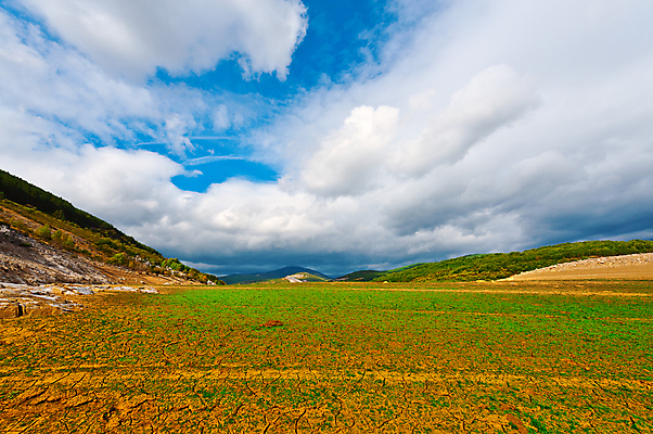 포토 JPG 해외이미지 나무 식물 구름 유럽 도로 밭 자연 하늘 산 건조 그림자 이끼 풍경 사람없음 야외 농장 농경지 환경 골짜기 계곡 안개 가을 바위 시골 스페인 숲 위험 그늘 지중해 생태학 스페인어 절정 목가 해외202004 해외포토 자연요소 계절 교육 나라 길 바다 컨셉 농업 교통시설 날씨 돌_바위 생태계 파일형식 이미지허브