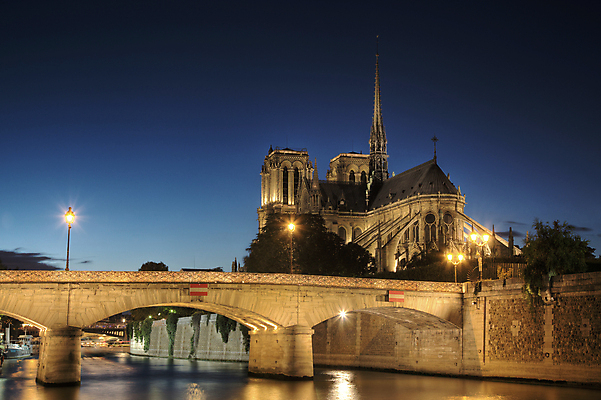 포토 JPG 해외이미지 건축물 가로등 건축양식 조명 풍경 사람없음 야외 빛 강 프랑스 야간 파리_프랑스 노트르담대성당 가교 해외202004 해외포토 자연요소 공공시설 건축 유럽 성당 파일형식 이미지허브