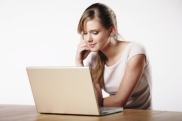 포토 JPG 해외이미지 인터넷 통신 놀이 탁자 직장 한명 노트북 컴퓨터 금발 사무실 도전 업무 작업 연결 거짓말 배려 주장 해외202004 해외포토 1 헤어스타일 가구 회사 비즈니스 사람 전자제품 파일형식 이미지허브