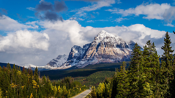 포토 JPG 해외이미지 나무 구름 계절 공원 도로 여행 잎 캐나다 자연 하늘 산 거리 파노라마 풍경 사람없음 초록색 파란색 노란색 가을 흰색 정상 숲 9월 언덕 상록수 서쪽 웅장함 전국 절정 해외202004 해외포토 자연요소 식물 공공시설 길 컬러 북아메리카 교통시설 촬영기법 날짜 방향 생태계 파일형식 이미지허브