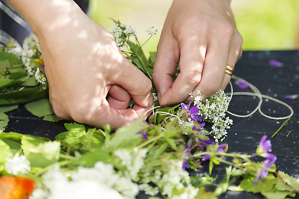 포토 JPG 해외이미지 전통 손 여자 꽃 줄 손가락 휴가 사람없음 장식 머리 만들기 북쪽 노끈 해외202004 해외포토 식물 모션 사람 신체부위 방향 파일형식 이미지허브
