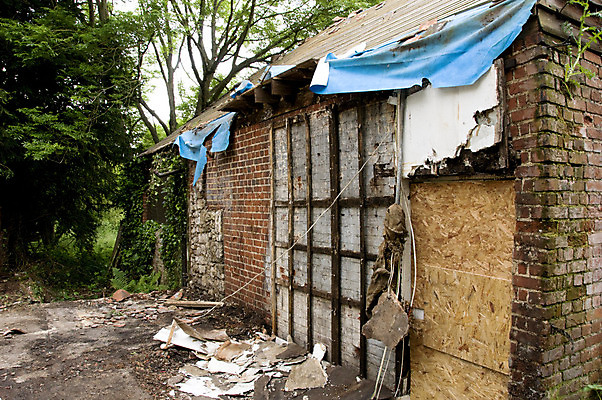 포토 JPG 해외이미지 나무 벽 자연 날씨 벽돌 주택 사람없음 건물 목재 위험 버리기 흐림 외양간 깨짐 옛날 해외202004 해외포토 식물 건축물 컨셉 재료 모션 생태계 파일형식 이미지허브