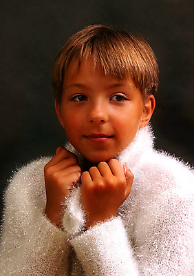 포토 JPG 해외이미지 헤어스타일 백그라운드 한명 10대 흰색 스웨터 해외202004 해외포토 1 컬러 상의 청소년 사람 파일형식 이미지허브