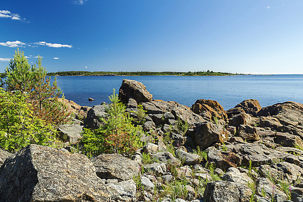 포토 JPG 해외이미지 나무 구름 바다 섬 하늘 스웨덴 사람없음 물 파란색 바위 소나무 암초 수평선 해외202004 해외포토 자연요소 식물 컬러 북유럽 돌_바위 파일형식 이미지허브