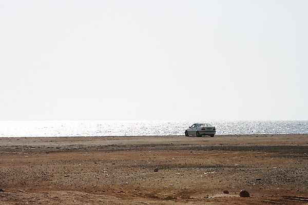 포토 JPG 해외이미지 1 바다 교통시설 자동차 사람없음 야외 가로 물 흰색 싱글 지역 자동 혼자 카피스페이스 해외202004 해외포토 자연요소 육상교통 컬러 교통 공백 시설 파일형식 이미지허브