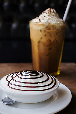 포토 JPG 해외이미지 음료 음식 휴식 디저트 서브 바나나 실내 건강 사람없음 목재 장식 갈색 건강관리 케이크 초콜릿 얼음 카페 우유 흰색 신선 도자기 달콤 아침식사 소프트포커스 설탕 굽기 먹기 상쾌 칼로리 모카 정물화 카페인 핸드메이드 휘핑크림 캐러멜 해외202004 해외포토 자연요소 나무 감정 커피 컬러 컨셉 과일 재료 모션 유제품 촬영기법 관리 내부 상점 식사 맛 구이 크림 그림 휘핑 파일형식 이미지허브