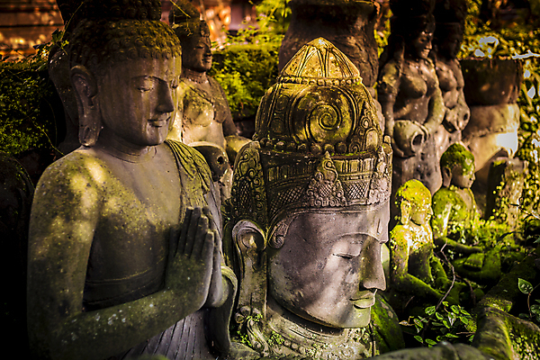 포토 JPG 해외이미지 1 전통 남자 아시아 종교 얼굴 선 조각 불교 건축양식 미술 사람 앉기 동양인 사람없음 야외 세로 조각상 수확 골동품 바위 사찰 거친 역사 심볼 묘사 명상 오브젝트 질감 복고 발리 천연기념물 그런지 숭배 옛날 스타일 해외202004 해외포토 건축 나라 섬 농업 종교건축 모션 문화예술 인종 신체부위 조형물 돌_바위 인도네시아 파일형식 이미지허브