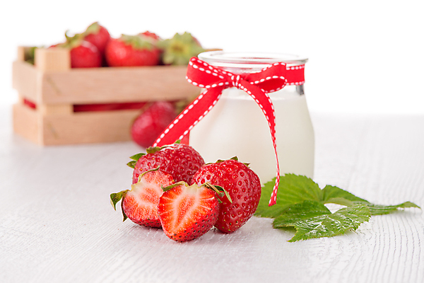 포토 JPG 해외이미지 리본 단면 유리병 실내 사람없음 나무상자 흰배경 요거트 해외202004 해외포토 백그라운드 병_용기 유제품 내부 상자 흰색 파일형식 이미지허브