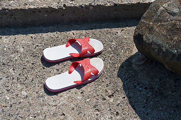 포토 JPG 해외이미지 계절 바다 여행 백그라운드 신발 자연 휴가 휴식 따뜻함 해변 사람없음 물 여름 컬러풀 햇빛 태양 유행 수영 침묵 뜨거움 쌍 샌들 고무 해외202004 해외포토 자연요소 컬러 컨셉 소리 수상스포츠 생태계 파일형식 이미지허브