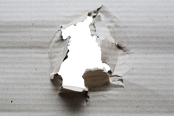 포토 JPG 해외이미지 종이 백그라운드 사람없음 구멍 호기심 판지 깨짐 해외202004 해외포토 감정 컨셉 파일형식 이미지허브