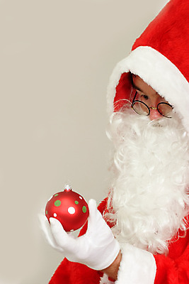 포토 JPG 해외이미지 백인 계절 남자 행복 안경 장갑 백그라운드 크리스마스 겨울 산타모자 휴가 수염 한명 사람 빨간색 산타클로스 기쁨 코트 흰색 축하 심볼 해외202004 해외포토 서양인 모자_잡화 1 잡화 기념일 감정 컬러 컨셉 외투 파일형식 이미지허브