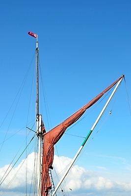 포토 JPG 해외이미지 밧줄 바다 영국 사람없음 목재 빨간색 보트 재산 돛 함선 돛대 템스강 회복 해외202004 해외포토 나무 유럽 줄 컬러 컨셉 배_교통 재료 잉글랜드 금융 강 파일형식 이미지허브