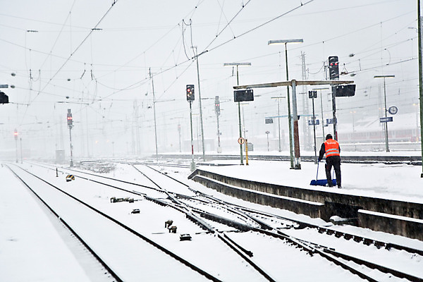 포토 JPG 해외이미지 산업 백그라운드 겨울 창문 교통시설 모션 지붕 노동자 독일 사람 사람없음 빨간색 화목 기차 추위 흰색 시간 기다림 역 시간표 소프트포커스 청소 철 도착 속도 출발 출퇴근 바쁨 전차 일반 리듬 터미널 해외202004 해외포토 직업 계절 유럽 육상교통 컬러 교통 컨셉 비즈니스 대중교통 촬영기법 계획 시설 파일형식 이미지허브