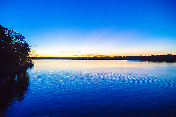 포토 JPG 해외이미지 나무 구름 공원 선 섬 하늘 낚시 사람없음 물 파란색 빛 태양 반사 침묵 일몰 추위 가을 저녁 지역 뱃놀이 해외202004 해외포토 자연요소 식물 계절 공공시설 컬러 배_교통 레저 노을 전통놀이 소리 야간 파일형식 이미지허브