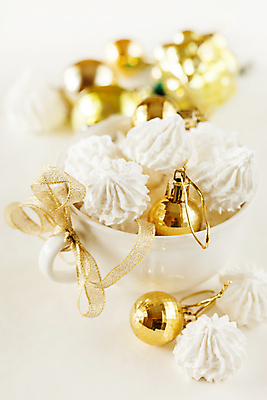 포토 JPG 해외이미지 리본 크리스마스 서양음식 실내 사람없음 아웃포커스 컵 쿠키 달콤 흰배경 머랭 오너먼트 해외202004 머랭쿠키 해외포토 식기 기념일 음식 백그라운드 크리스마스장식 디저트 촬영기법 내부 흰색 맛 파일형식 이미지허브