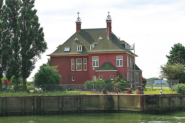 포토 JPG 해외이미지 나무 식물 전통 외관 문화 벽 섬 여행 건축양식 창문 자연 하늘 지붕 벽돌 거리 주택 풍경 사람없음 야외 건물 장식 초록색 물 여름 파란색 강 마을 정원 침묵 봄 시골 가장자리 맨션 네덜란드 시골집 운하 장면 개성 타운 옛날 해외202004 해외포토 자연요소 건축물 계절 건축 유럽 컬러 소리 도시 둘레 생태계 파일형식 이미지허브