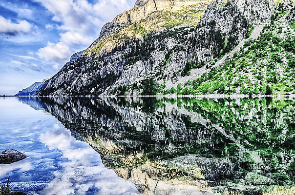 포토 JPG 해외이미지 응시 유럽 자연 하늘 그림자 사람없음 야외 목재 초록색 물 파란색 빛 컬러풀 태양 반사 평화 흐름 스페인 만족 암초 내추럴 해외202004 해외포토 자연요소 나무 시선 감정 나라 컬러 컨셉 재료 생태계 파일형식 이미지허브