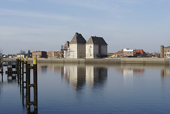 포토 JPG 해외이미지 산업 건축양식 하늘 벽돌 풍경 사람없음 건물 물 강 반사 항구 거울 보트 수면 댐 폐허 수납 해외202004 해외포토 자연요소 건축물 공공시설 건축 배_교통 교통시설 파일형식 이미지허브