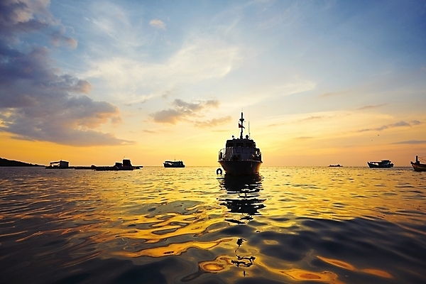 포토 JPG 해외이미지 전통 계절 아시아 바다 여행 교통시설 자연 하늘 아침 낚시 항해 풍경 사람없음 물 여름 빛 햇빛 태양 마을 일출 환경 항구 황혼 일몰 새벽 만 보트 그룹 황금 저녁 베트남 감탄 파라다이스 수평선 해외202004 해외포토 주간 자연요소 나라 교통 배_교통 레저 노을 동남아시아 야간 시설 생태계 파일형식 이미지허브
