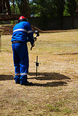 포토 JPG 해외이미지 직업 남자 산업 노동자 새로움 주택 기술 안전 사람 사람없음 내부 건물 파란색 빛 상자 힘 방 에너지 엄지손가락 공구 업무 작업 기술자 수리 보호 안전모 헬멧 서비스 철사 유지 설치 조작 해외202004 해외포토 건축물 컬러 컨셉 손가락 도구 안전장비 보호장비 파일형식 이미지허브