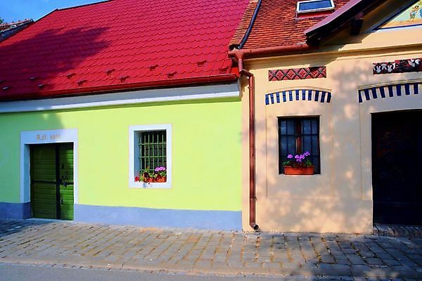 포토 JPG 해외이미지 전통 외관 유럽 산업 길 벽 밭 농업 건축양식 자연 주택 여러명 사람없음 야외 건물 목재 파란색 컬러풀 문 마을 와인 흰색 시골 역사 오스트리아 재산 그림 포도밭 체코 동쪽 동유럽 지하실 모라비아 해외202004 해외포토 나무 건축물 건축 나라 컬러 다수 재료 주류 사람 금융 방향 생태계 파일형식 이미지허브