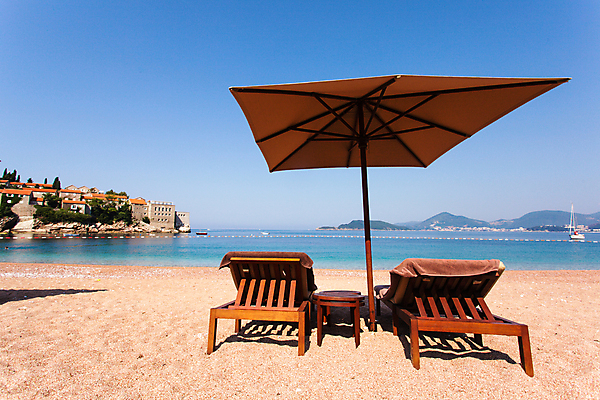 포토 JPG 해외이미지 유럽 모래 바다 섬 여행 우산 자연 하늘 휴가 휴식 풍경 해변 사람없음 건물 여름 파란색 덮개 만 고급 성자 지중해 휴양지 선베드 양산 석호 몬테네그로 발칸반도 부드바 파라다이스 해외202004 해외포토 건축물 계절 나라 종교 컬러 컨셉 의자 장소 뚜껑 생태계 파일형식 이미지허브