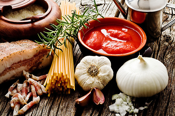 포토 JPG 해외이미지 토마토 재료 베개 양파 파스타 마늘 스파게티 사람없음 목재 시골 자르기 햄 레시피 토마토소스 로즈메리 해외202004 해외포토 나무 채소 침구 모션 서양음식 육류 소스_음식 허브 파일형식 이미지허브