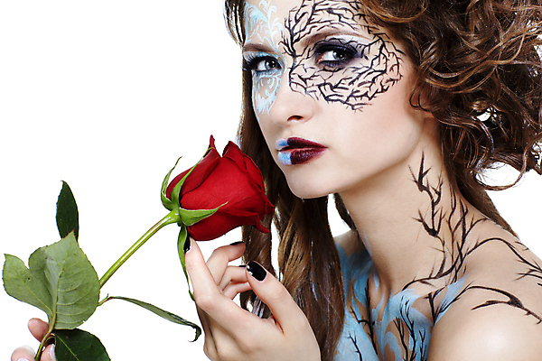 포토 JPG 해외이미지 백인 응시 여자 컨셉 실내 무표정 한명 들기 상반신 성인 옆모습 장미 할로윈 잡기 흰배경 바디페인팅 페이스페인팅 성인여자한명만 해외202004 해외포토 서양인 1 시선 꽃 감정 뷰포인트 백그라운드 모션 표정 사람 내부 흰색 여자한명만 성인여자만 파일형식 이미지허브