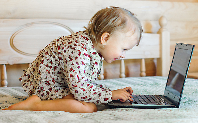 포토 JPG 해외이미지 나무 1 학생 라이프스타일 교육 행복 문화 어린이 인터넷 학교 모션 주택 한명 앉기 소녀 세로 컴퓨터 청춘 머리 카메라 검은색 봄 장비 아기 이메일 무선전화기 걸음마 초보 전경 해외202004 해외포토 식물 계절 여자 감정 컬러 컨셉 사람 풍경 건물 생활 신체부위 전자제품 전화기 파일형식 탑뷰 이미지허브