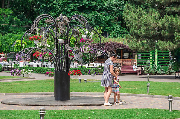 포토 JPG 해외이미지 나무 식물 공원 꽃 감정 유럽 문화 도로 어린이 조각 여행 백그라운드 가로등 벤치 가족 자연 하늘 휴식 파노라마 사람 사람없음 야외 여름 도시풍경 산책 도시 뜨거움 모서리 고독 영화관 분수 정사각형 사생활 옛날 우크라이나 회복 해외202004 해외포토 도형 계절 공공시설 나라 길 컨셉 의자 관계 교통시설 촬영기법 풍경 극장 생태계 파일형식 이미지허브