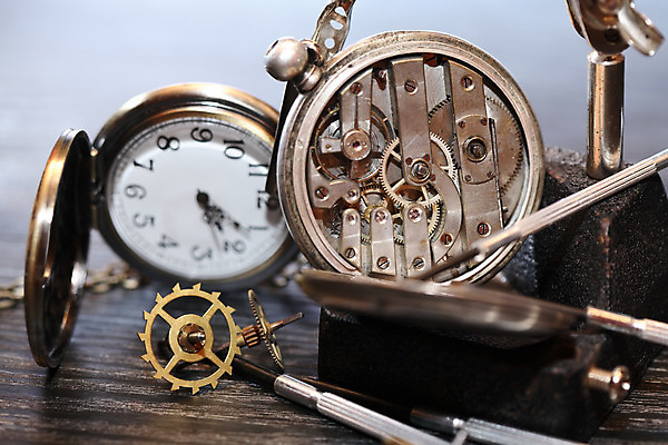 포토 JPG 해외이미지 시계 화살 기술 사람없음 기계 수확 골동품 뚜껑 공구 시간 작업실 수리 은색 수집 손목시계 복고 다이얼 기어 복원 분 솜씨 작업대 정물화 해외202004 해외포토 컬러 농업 장신구 도구 그림 파일형식 이미지허브