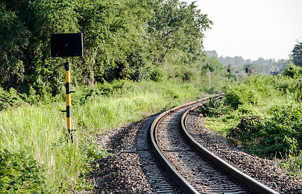 포토 JPG 해외이미지 식물 계절 산업 도로 길 줄기 여행 잎 교통시설 자연 풍경 사람없음 야외 초록색 여름 햇빛 태양 맑음 봄 광선 신선 숲 방향 시멘트 방법 선로 옛날 철강 해외202004 해외포토 자연요소 컬러 교통 날씨 시설 생태계 파일형식 이미지허브