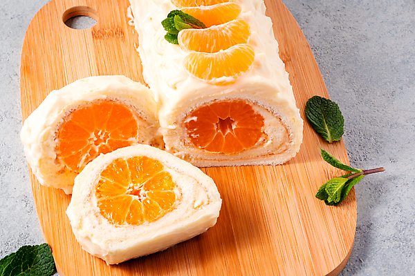 포토 JPG 해외이미지 단면 디저트 귤 실내 사람없음 롤케이크 나무도마 해외202004 해외포토 음식 과일 도마 내부 목재 케이크 파일형식 이미지허브