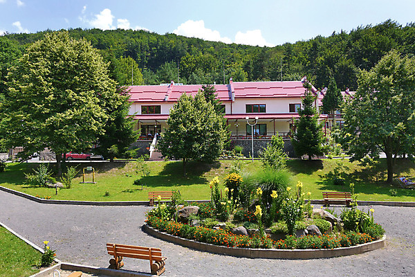 포토 JPG 해외이미지 나무 공원 호수 자연 하늘 주택 풍경 사람없음 야외 목재 빨간색 초록색 물 여름 파란색 컬러풀 반사 시골 숲 시골집 내추럴 해외202004 해외포토 자연요소 식물 계절 공공시설 컬러 재료 건물 생태계 파일형식 이미지허브