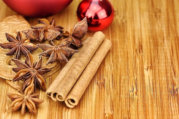 포토 JPG 해외이미지 백그라운드 크리스마스장식 크리스마스 공 따뜻함 사람없음 목재 장식 빨간색 갈색 쿠키 막대기 황금 아몬드 시나몬 해외202004 해외포토 나무 기념일 컬러 재료 디저트 견과류 파일형식 이미지허브