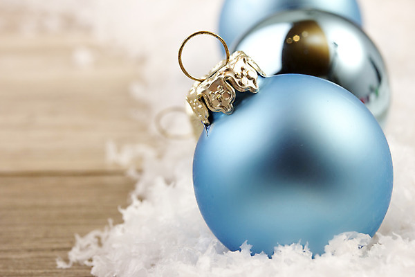 포토 JPG 해외이미지 크리스마스장식 크리스마스 실내 사람없음 아웃포커스 파란색 장식볼 오브젝트 오너먼트 나무배경 해외202004 해외포토 기념일 컬러 백그라운드 촬영기법 내부 장식 파일형식 이미지허브