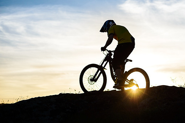 포토 JPG 해외이미지 라이프스타일 남자 실루엣 산 한명 경사 성인 야외 태양 일출 자전거 일몰 승차 저녁 헬멧 언덕 라이더 산악자전거 선로 성인남자한명만 해외202004 해외포토 자연요소 1 모션 촬영기법 사람 생활 노을 바이크 야간 보호장비 남자한명만 성인남자만 파일형식 이미지허브