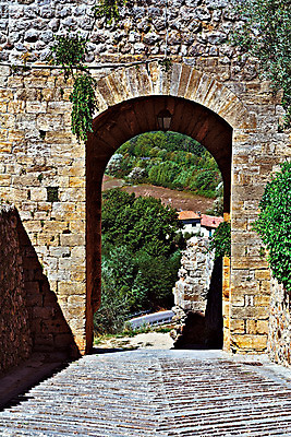 포토 JPG 해외이미지 외관 유럽 문화 벽 건축양식 창문 벽돌 거리 아파트 주택 사람없음 건물 도시풍경 햇빛 검은색 이탈리아 수확 조약돌 바위 흰색 램프 도시 중세 역사 보행로 재산 가난 부식 통로 아치 복고 좁은 타운 블러 빈민가 옛날 토스카나 필터 해외202004 해외포토 건축물 건축 나라 길 컬러 컨셉 농업 조명 풍경 금융 태양 돌_바위 파일형식 이미지허브