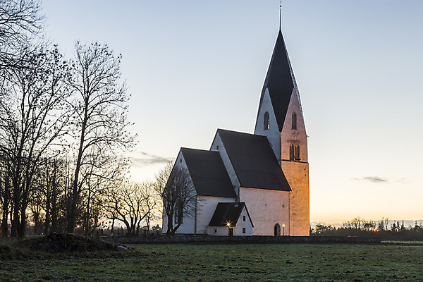 포토 JPG 해외이미지 나무 구름 기독교 겨울 밭 하늘 스웨덴 사람없음 파란색 교회 나뭇가지 숭배 해외202004 해외포토 자연요소 식물 계절 종교 컬러 농업 종교건축 북유럽 건물 파일형식 이미지허브